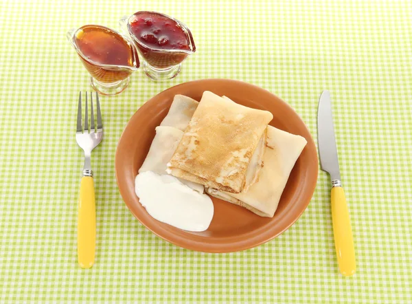 Frittelle con ricotta sul piatto su sfondo a quadretti — Foto Stock