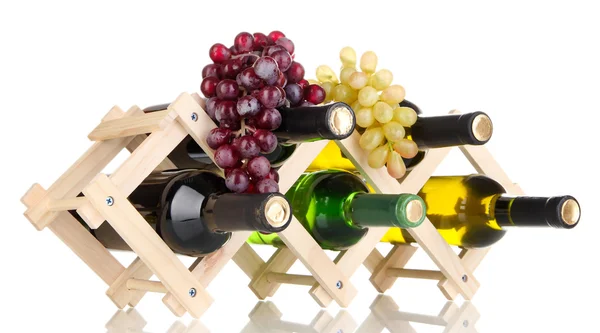 Botellas de vino colocadas sobre soporte de madera aislado sobre blanco — Foto de Stock