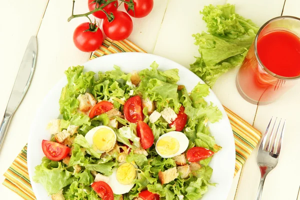 Salada Caesar na placa azul, na cor de fundo de madeira — Fotografia de Stock