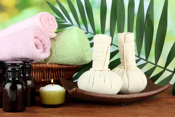 Equipo de spa de masaje textil sobre fondo natural — Foto de Stock