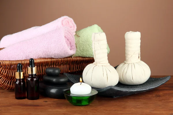 Textiel massage Wellness apparatuur op een bruine achtergrond — Stockfoto