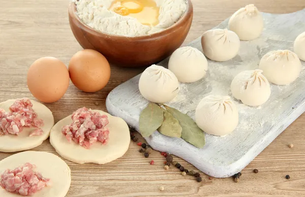 Albóndigas crudas, ingredientes y masa, sobre mesa de madera — Foto de Stock