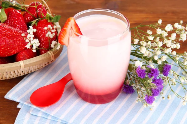 Iogurte de morango delicioso em vidro na mesa de madeira close-up — Fotografia de Stock