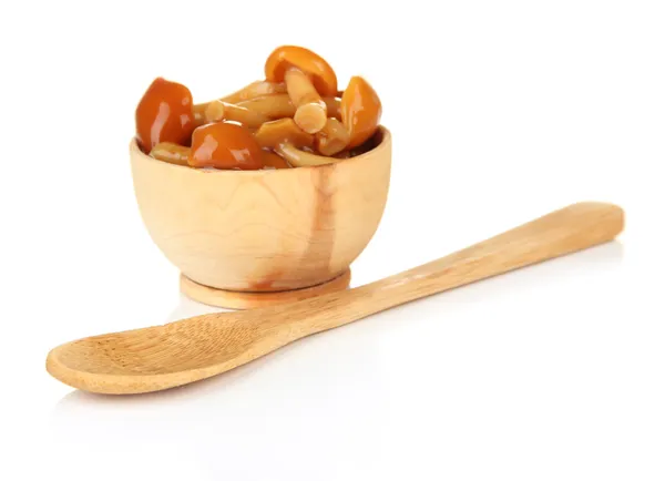 Champiñones en tazón de madera, aislados en blanco — Foto de Stock