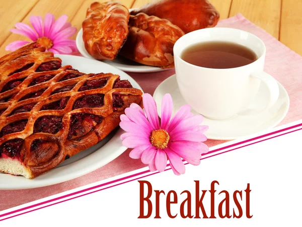 Tarta de cereza con té en primer plano de la mesa —  Fotos de Stock