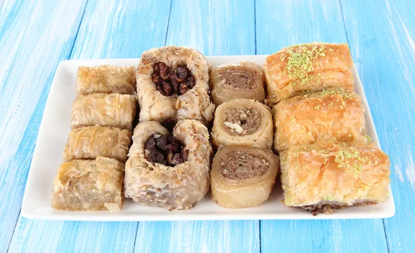 Baklava dulce en el plato en la mesa — Foto de Stock