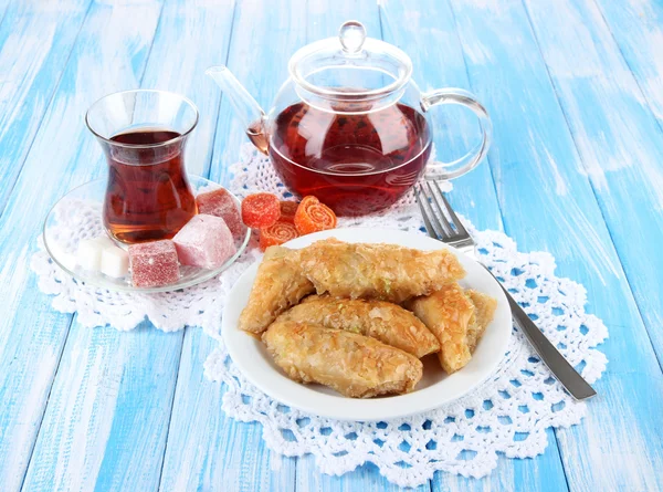 Baklava dulce en el plato con té en la mesa —  Fotos de Stock