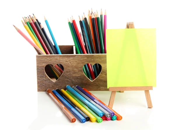 Diferentes lápis em caixa de madeira e cavalete, isolado em branco — Fotografia de Stock