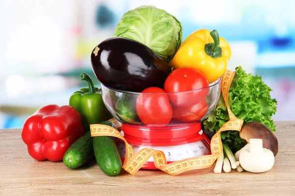 Färska grönsaker i skalor på bordet i köket — Stockfoto
