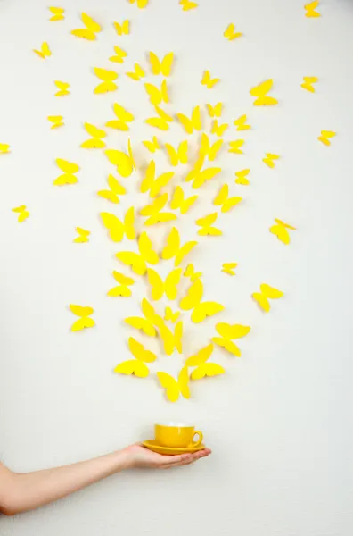 Бумажные желтые бабочки вылетают из чашки — стоковое фото