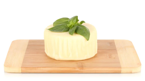 Mozzarella de queijo e manjericão na tábua de corte isolada em branco — Fotografia de Stock