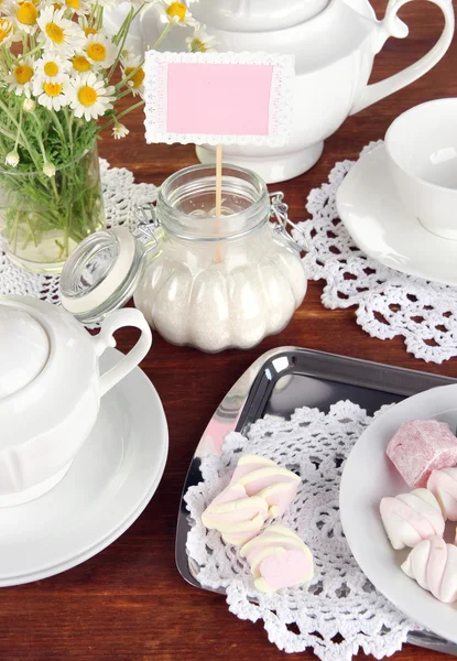 De instelling van de tabel met chamomiles op houten tafel — Stockfoto