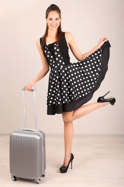 Belle fille avec valise dans la chambre — Photo