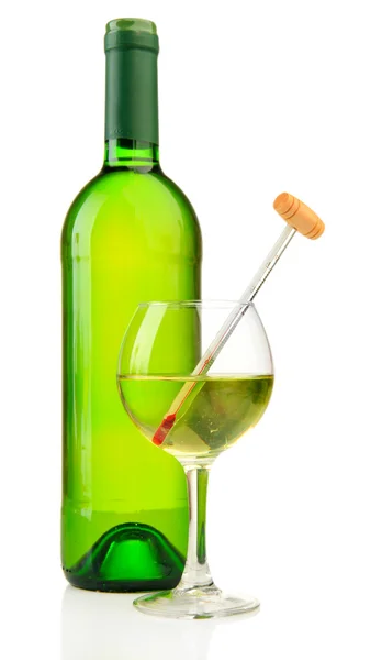 Garrafa e copo de vinho com termômetro, isolado em branco — Fotografia de Stock