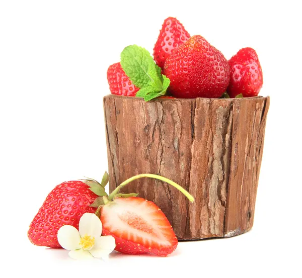 Ώριμες φράουλες γλυκό με φύλλα σε ξύλινο βάζο, που απομονώνονται σε λευκό — Φωτογραφία Αρχείου