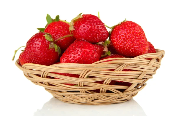 Fresas dulces maduras en cesta, aisladas en blanco —  Fotos de Stock