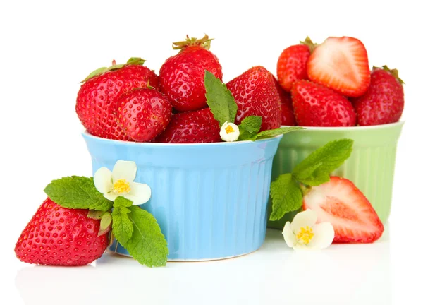 Zralé sladké jahody v miskách, izolované na bílém — Stock fotografie