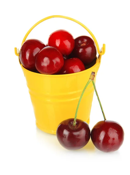 Bayas de cereza en cubo aisladas en blanco — Foto de Stock