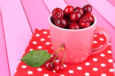 kiraz meyveleri Kupası ahşap masa yakın çekim üzerinde