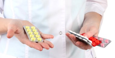 kadın doktor el hapları, üzerinde beyaz izole tutarak yakın çekim