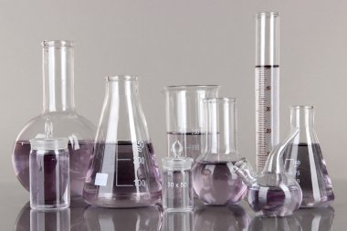 test tüpleri gri arka plan üzerinde hafif mor sıvı ile