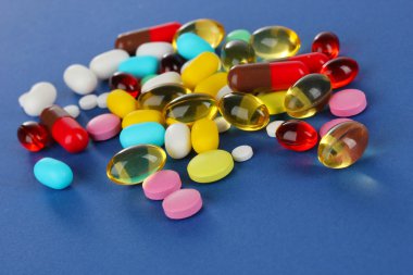 hap, Tablet ve kapsüller mavi zemin üzerine ürün çeşitliliği