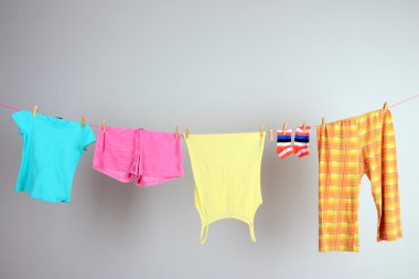 Çamaşırhane hattı ile duvar arka plan üzerinde elbise