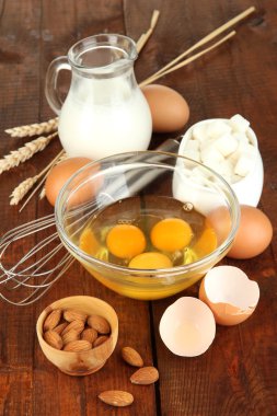 kase ve yanlarında çeşitli malzemeler ahşap masa yakın çekim üzerinde kırık yumurta