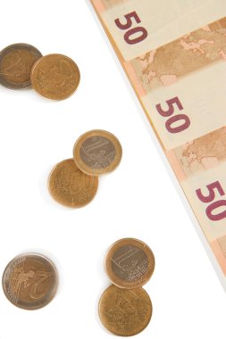 Euro banknot ve üzerinde beyaz izole euro cent