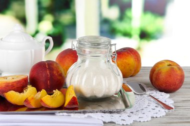 şeker tablo penceresinin arka plan üzerine peçete üzerinde metal tepsi ile şeftali