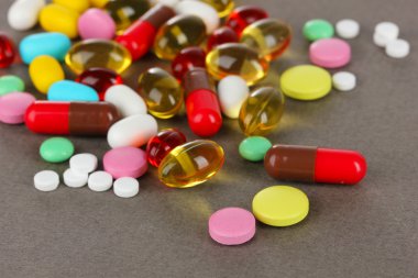 hap, Tablet ve kapsüller gri arka plan üzerinde ürün çeşitliliği