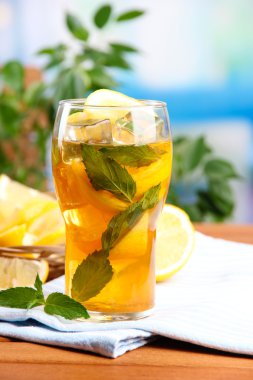 buzlu çay limon ve nane ahşap masa, açık havada