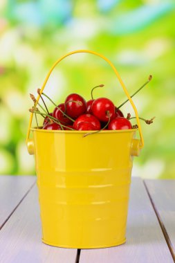 kiraz meyveleri kova parlak zemin üzerine ahşap tablo