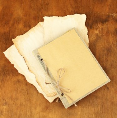 ahşap zemin üzerinde eski kağıtlar