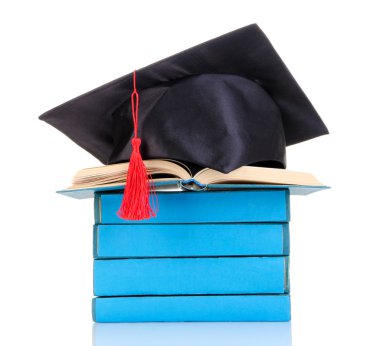 grad şapka ile üzerine beyaz izole kitap