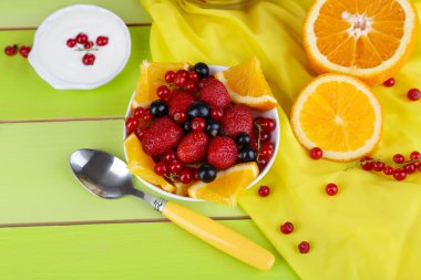 ahşap masa yakın çekim cam bardakta yararlı meyve salatası