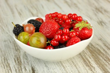 kase üzerinde tablo yakın çekim olgun çilek