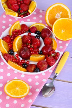 ahşap masa yakın çekim Tabaklarda yararlı meyve salatası