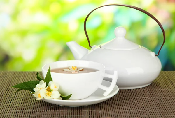 Tasse de thé au jasmin, sur tapis de bambou, sur fond lumineux — Photo