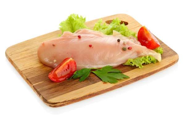 Rå kycklingkött på skärbräda, isolerad på vit — Stockfoto