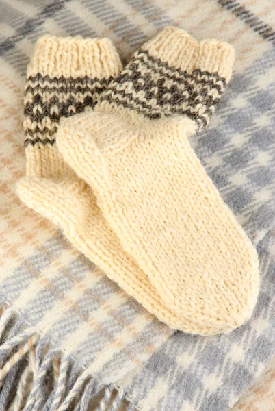 Teplé pletené ponožky na kostkované detail — Stock fotografie