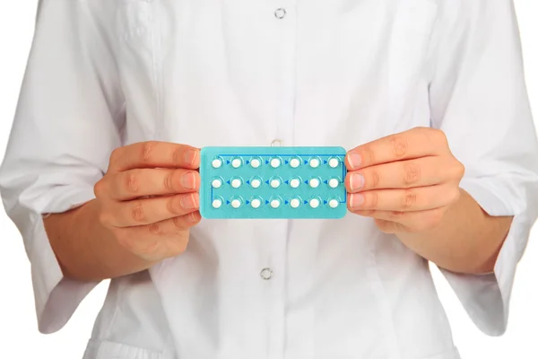 Las pastillas hormonales en las manos del médico aislado sobre blanco —  Fotos de Stock
