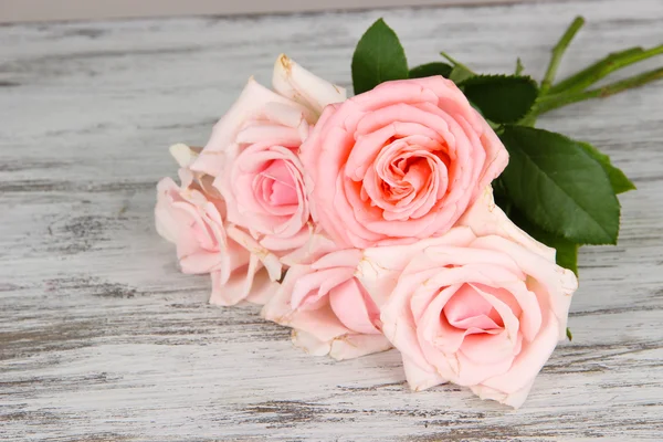 Beautiful bouquet of roses on table close-up — Stock Photo, Image