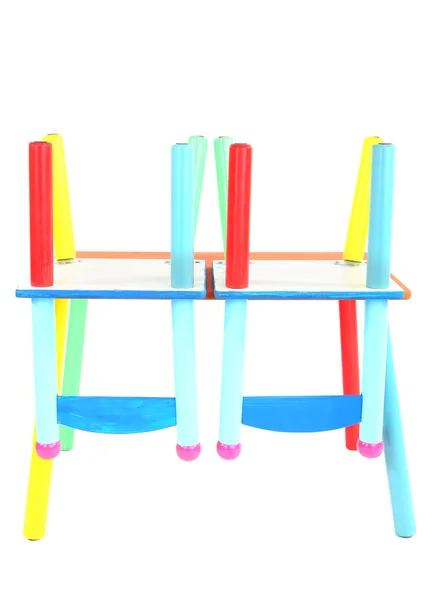 Маленький и красочный стол и стулья для маленьких детей, изолированных на белом — стоковое фото