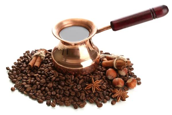 Panela de café e grãos de café, isolados em branco — Fotografia de Stock