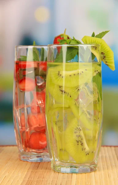 Vasos de bebidas de frutas con cubitos de hielo en la mesa en la cafetería —  Fotos de Stock