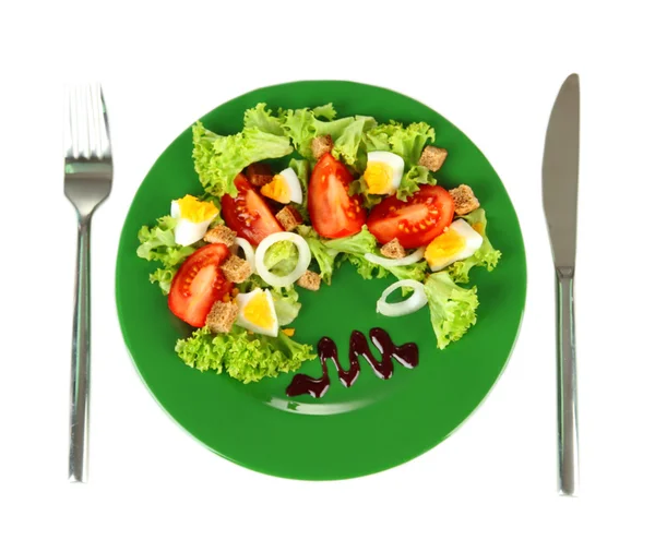 Ensalada mixta fresca con huevos, tomate, hojas de ensalada y otras verduras en plato de color, aislada en blanco — Foto de Stock