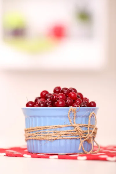 Ripe red cranberries in bowl on table — Stock Photo, Image