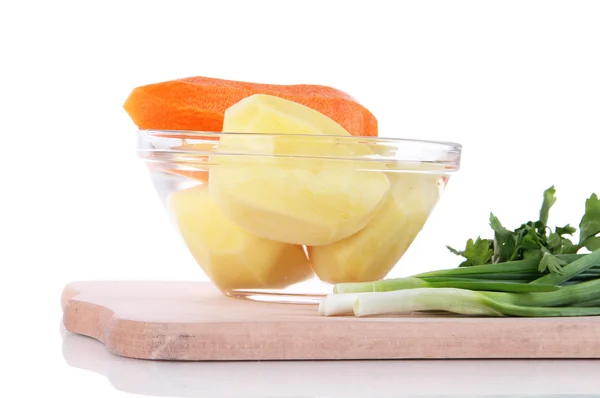 Очищені овочі в мисці ізольовані на білому — стокове фото