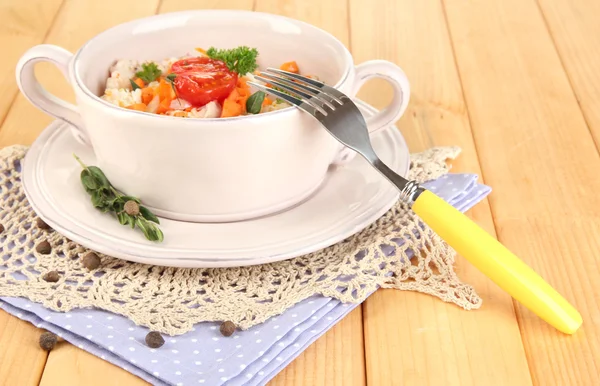 Heerlijke rijst met groenten en kruiden in pot op houten tafel close-up — Stockfoto